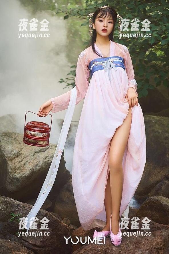 YouMi尤蜜荟-小绵羊 YouMi尤蜜荟 - 小绵羊的皮衣写真:图片里,我大概是个“等着约会的皮衣女王”。