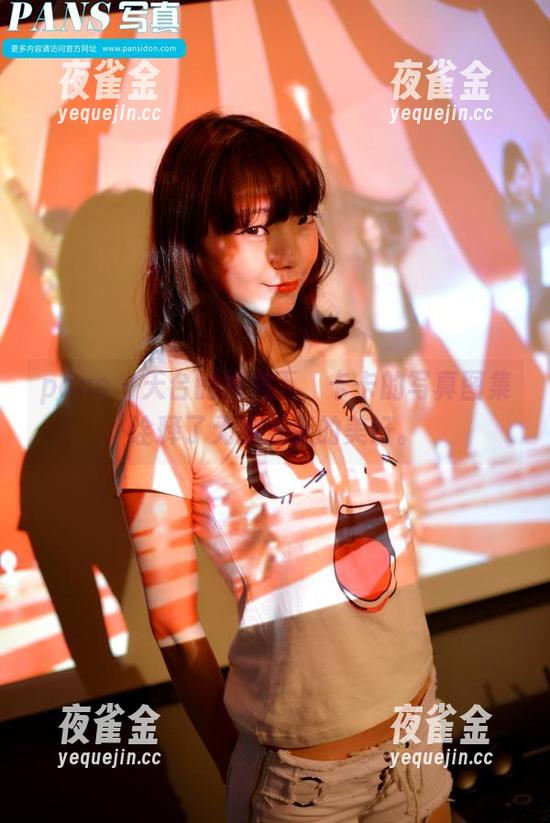 pans - 天台的视角下，卡卡的写真图集诠释了无拘无束的美好。