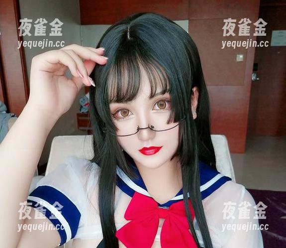 夏鸽鸽不想起床 喔,夏鸽鸽不想起床和她的连体衣,套图中那种随意的性感真的是很加分