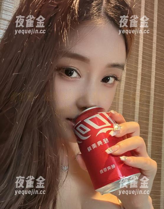 奶雯 微密圈 - 奶雯在银色吊带裙里散发迷雾,竟然是套图?!