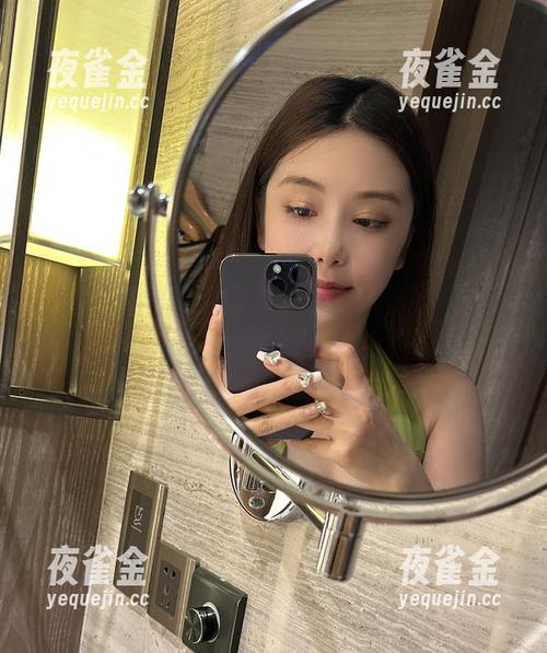 奶雯 微密圈 - 不畏无圣光的奶雯,一张泳池图包带着怪奇的宁静感。