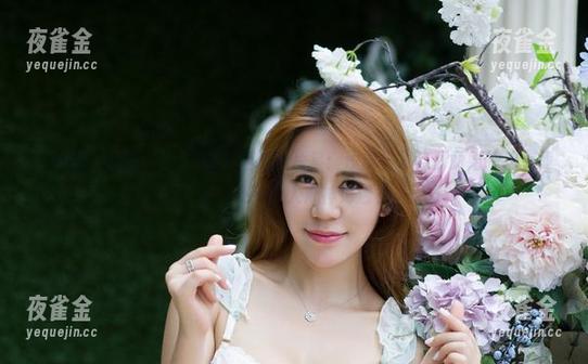 尤物馆-婕西儿jessie 尤物馆 - 婕西儿jessie的婚纱图片集:浅浅长发与清丽婚纱,究竟哪一处更令人心神荡漾?