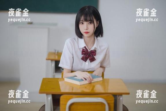 许岚LAN 珍珠灰丝与制服的碰撞,许岚LAN的COS更新像一杯浓咖啡
