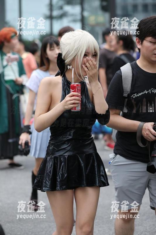 魔镜街拍 分享魔镜街拍与长腿肉丝的绝妙组合,你以为是在卖房子吗?