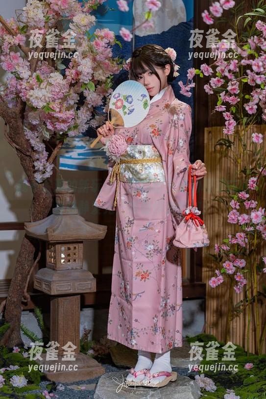 黏黏团子兔 找寻资源的新玩法,黏黏团子兔的和服在图里静静发光,等着你来翻牌。